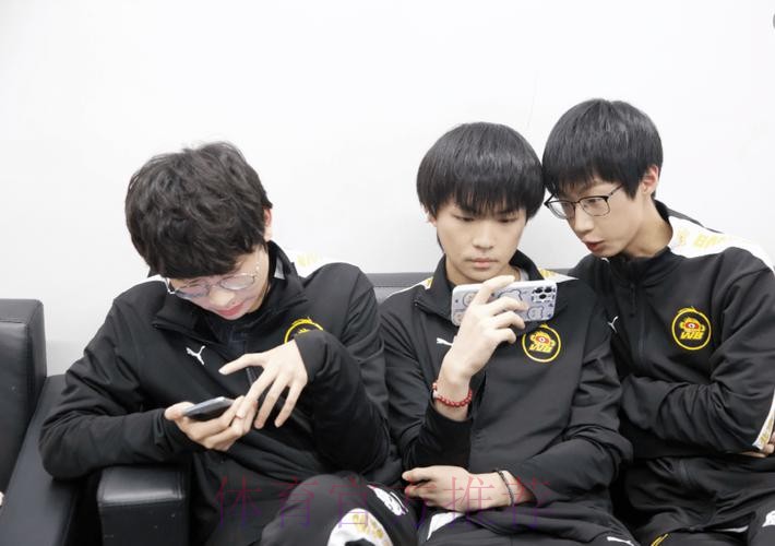 今天是梓墨22岁生日，WB发文：漫天的金色雨都在为你加冕